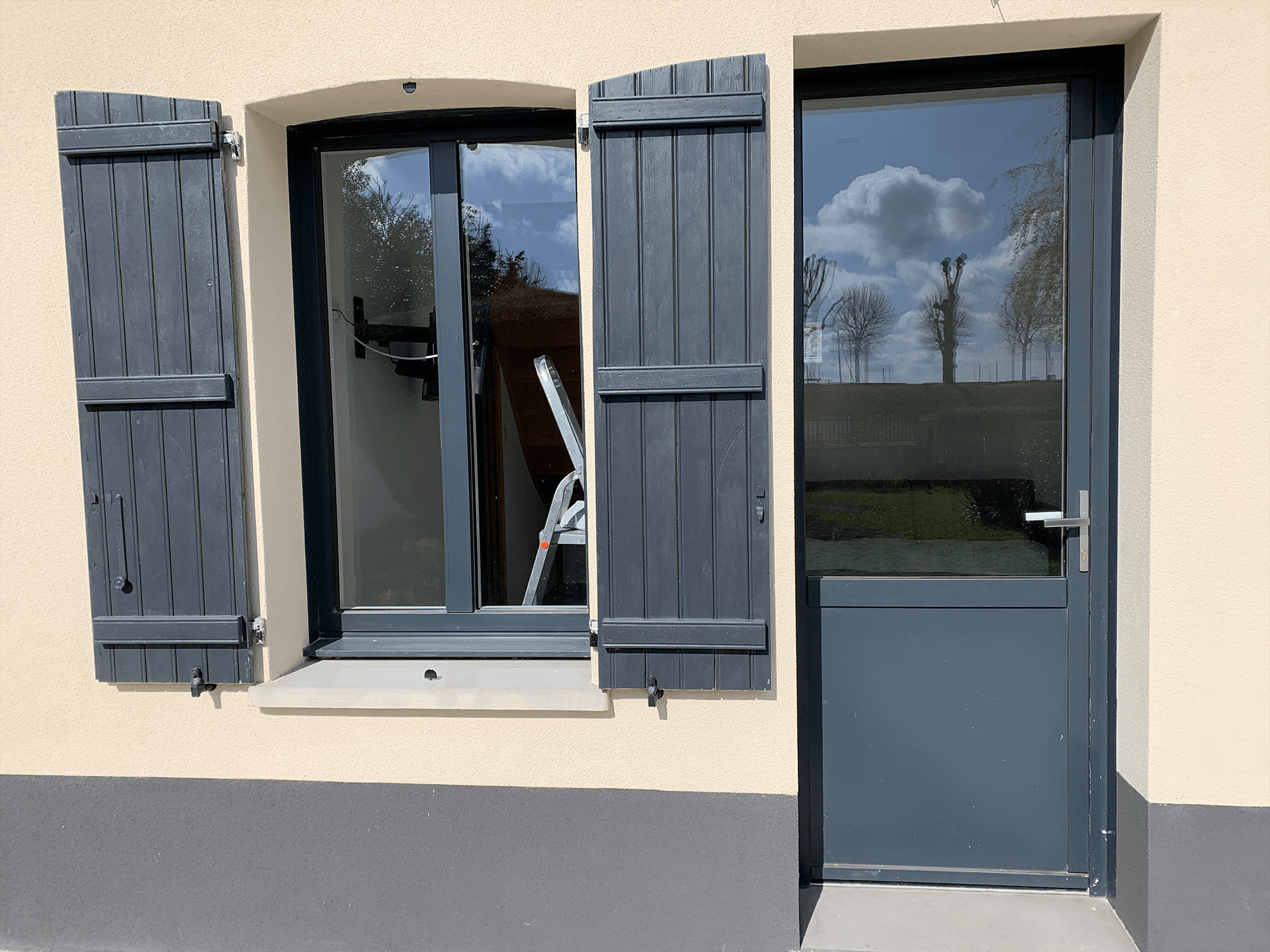 Porte d'entrée et fenêtre aluminium